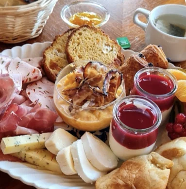 Plateau de brunch : charcuteries, fromages, œufs brouillés, viennoiseries et verrines