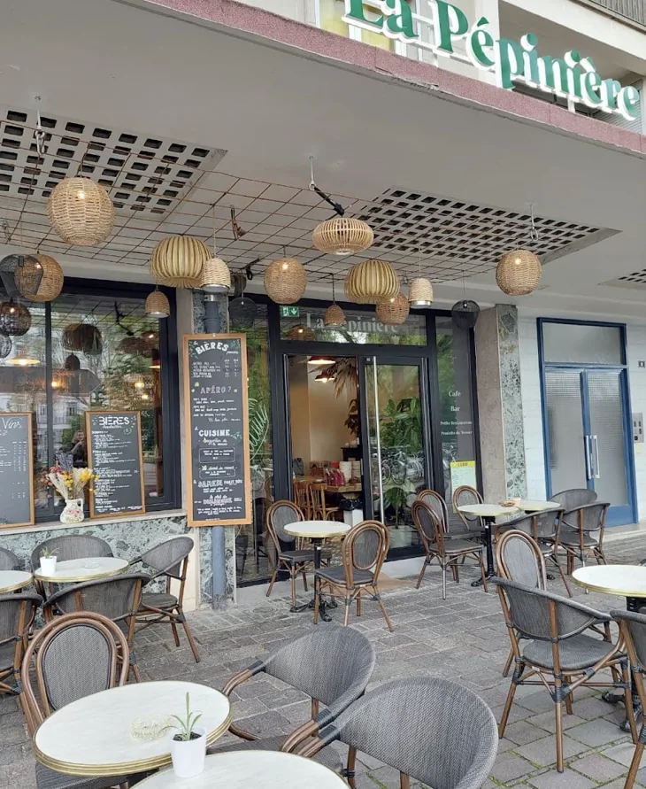 La devanture de La Pépinière et sa terrasse, place d'Austerlitz