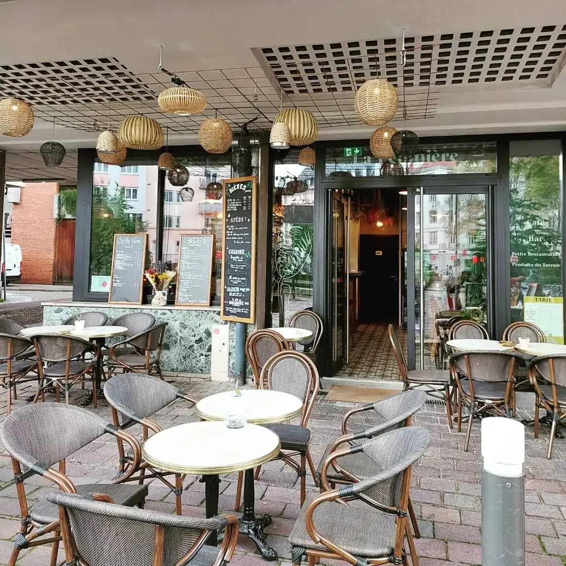 La terrasse avec ses chaises bistrot et ses tables en marbre